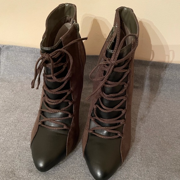 Style & Company Casie Olive Green & Black Suede/ Leather Bootie Boot. Size 9 - Picture 5 of 6